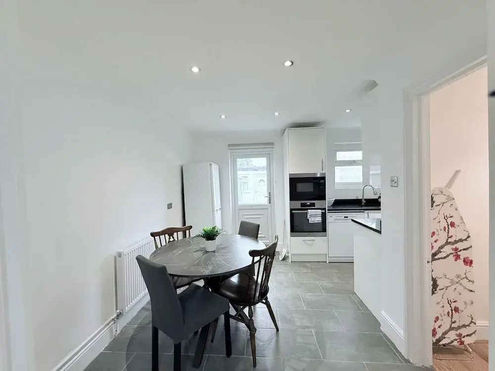 Fountain House-sleeps 5-central Dagenham-parking