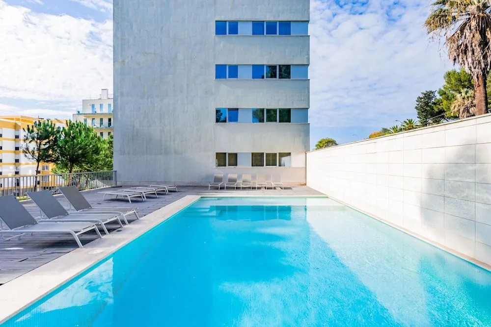 Deluxe Beach Apartment Swimming Pool