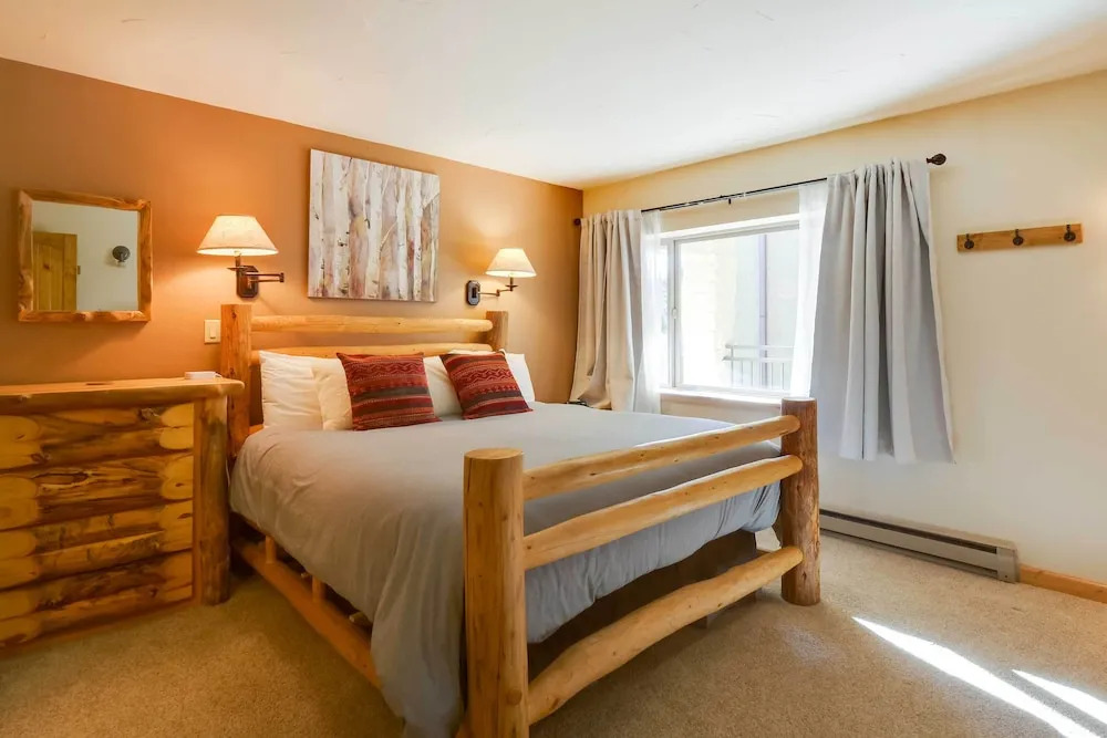 Cozy Ski-in/ski-out Breckenridge Condo: Mtn Views!