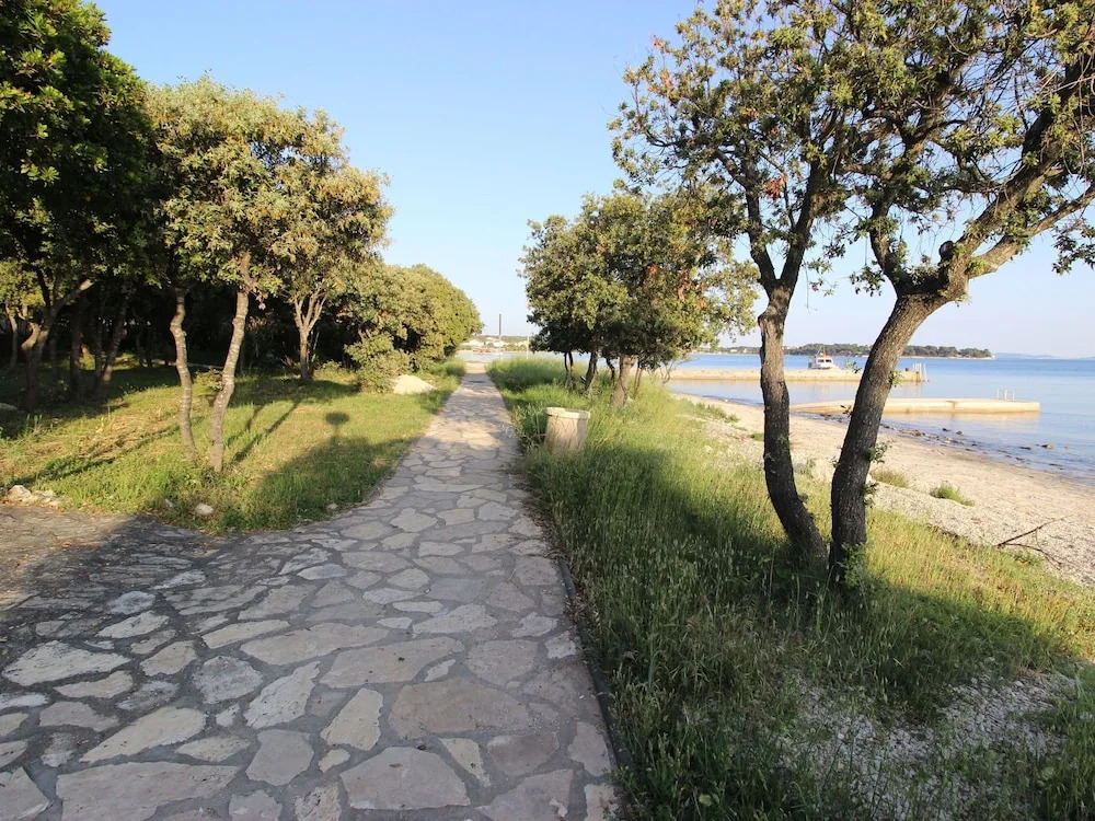 Comfortable Apartment With Coverd Balcony and Sea View, Near the Beach