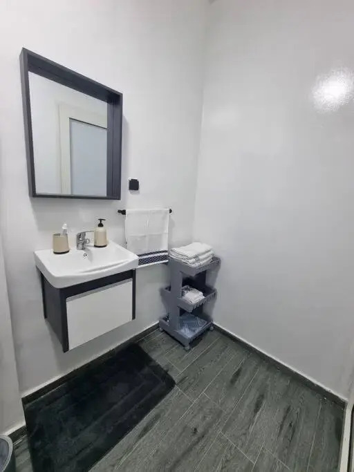 Spacious 2 BR near mausolée med V, 1min walk tram.