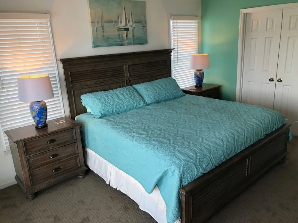 Tailslide Inn 4 Bedroom Home by RedAwning