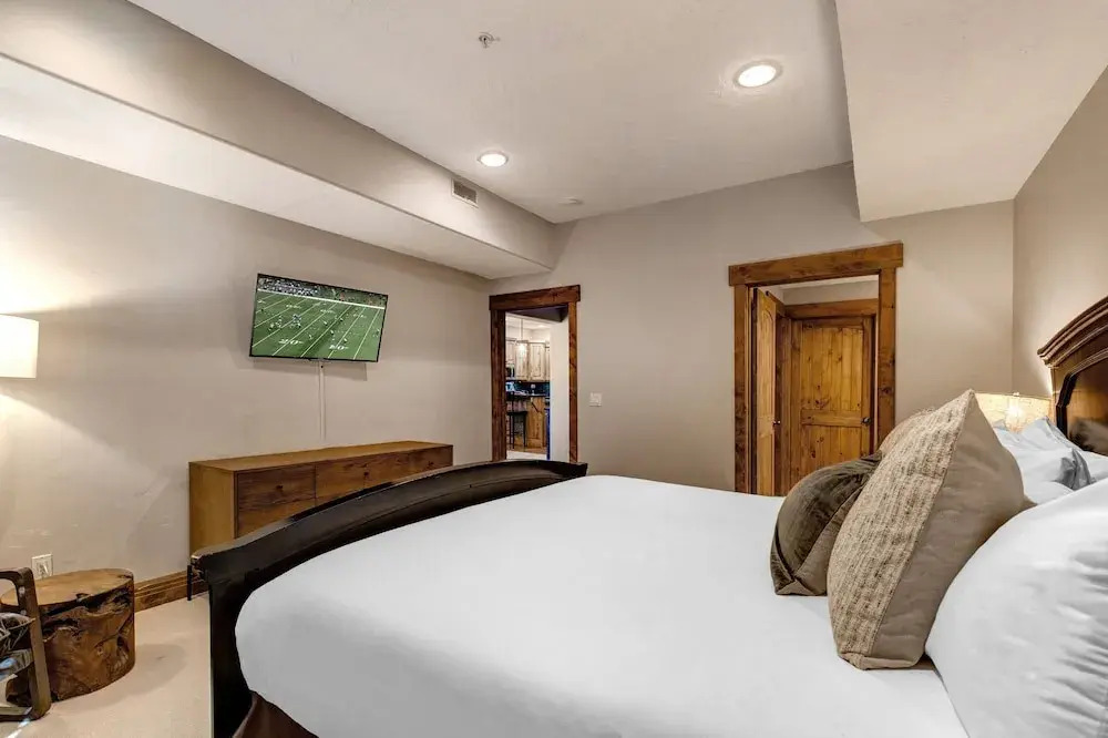 Town Pointe C304 3 Bedroom Condo by RedAwning