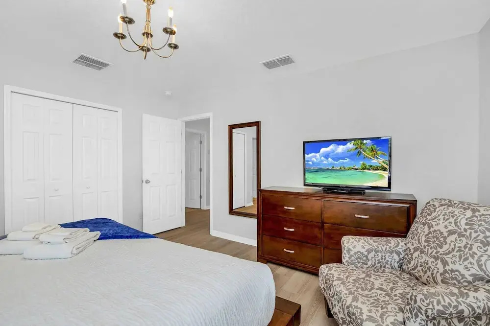 Roomy Town Home, Mickey-themed Bedroom! #4bv550