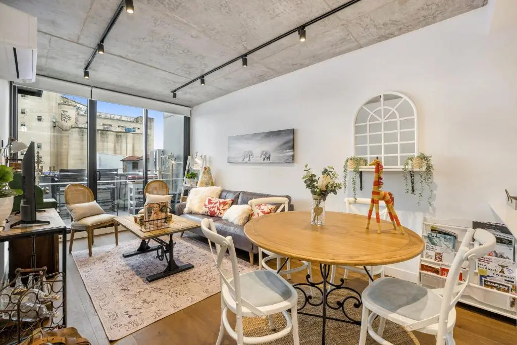 Luxury African themed apartment☆10min to MCG & Swan St☆On-site Parking☆Balcony☆Rooftop deck☆Gym☆