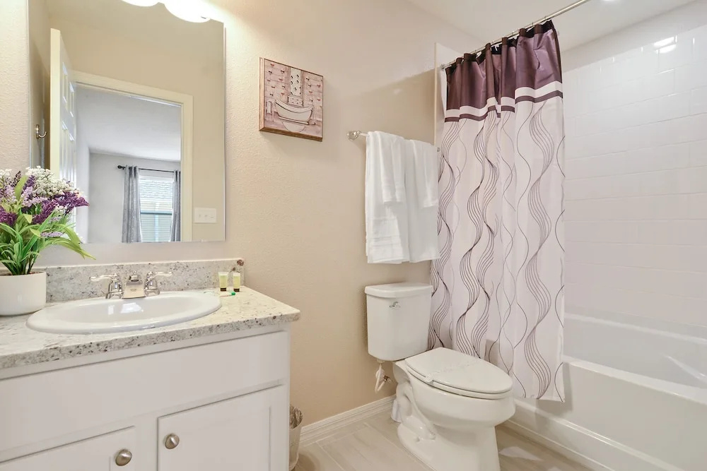 Four Bedroom Sleeps 10 w Gameroom 5152a
