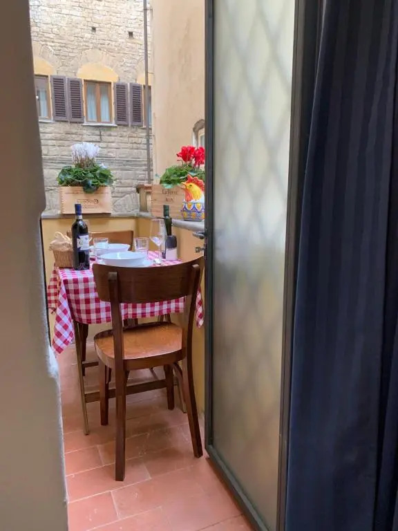 AI MAGAZZINI DEI MEDICI (casa con balcone)