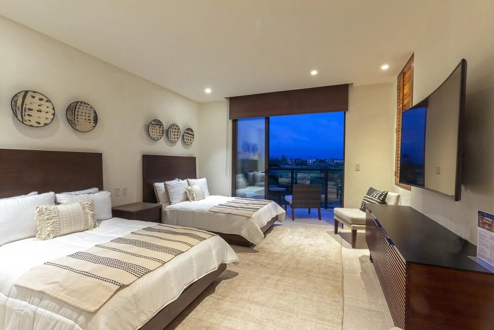 Sunny Vacation Condo 4