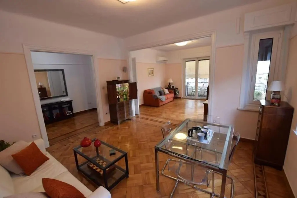Spacious & Sunny Kolonaki Apt 5 mins metro/ACx3/1.5 BT