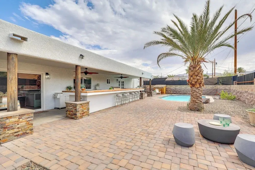 Poolside Relaxation: Group-friendly Home in Havasu