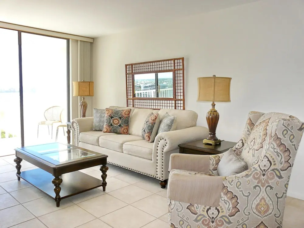 Sun-bright Beachfront Condo With Pool/tennis Courts