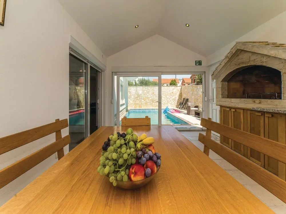 Spacious Villa in Maslenica with Swimming Pool