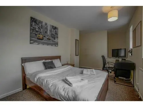 Spacious, quiet dwelling for up to 6, Manchester