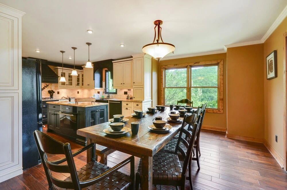 Mossy Brook - 6 Br home by RedAwning