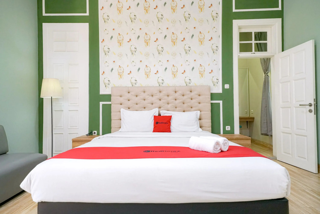 RedDoorz Premium near RS Pondok Indah