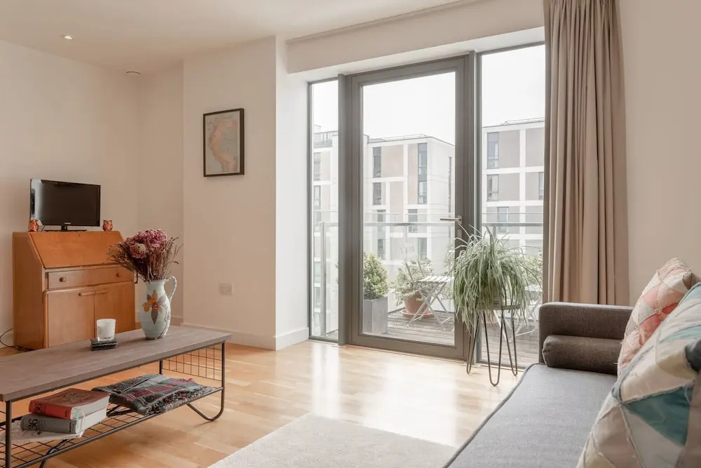 Stylish 2 Bedroom Flat With Balcony