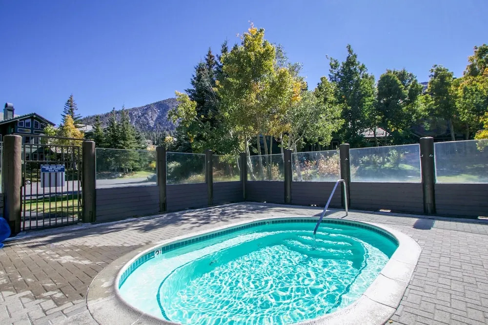 Snowcreek V 999 Mammoth Mountain Views, Private Washer Dryer, Pet-Friendly by RedAwning