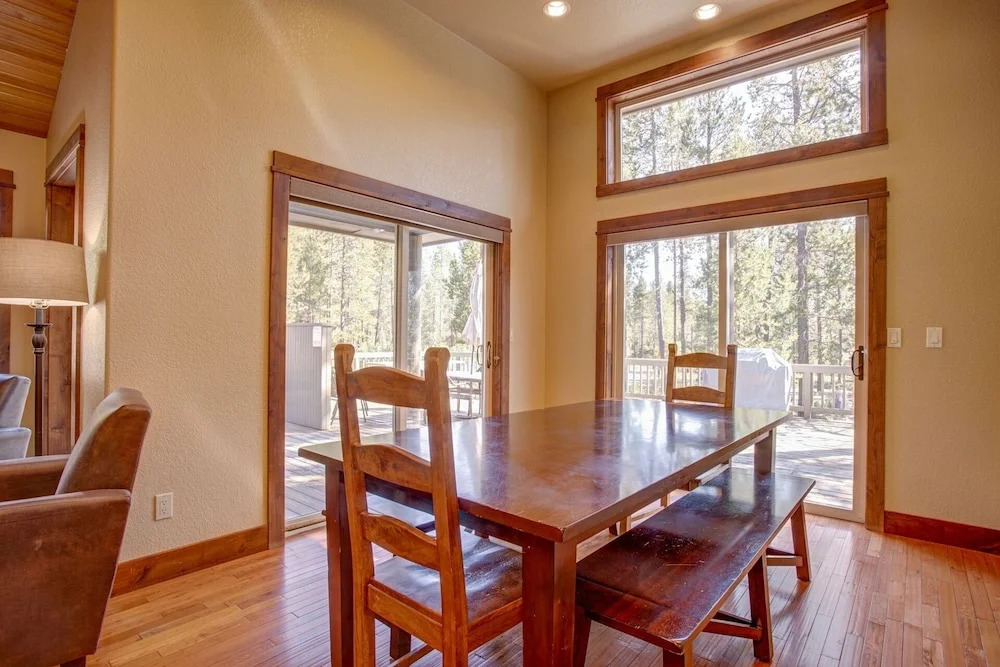 Stunning W/ Hot Tub & Expansive Deck 4 Bedroom Home