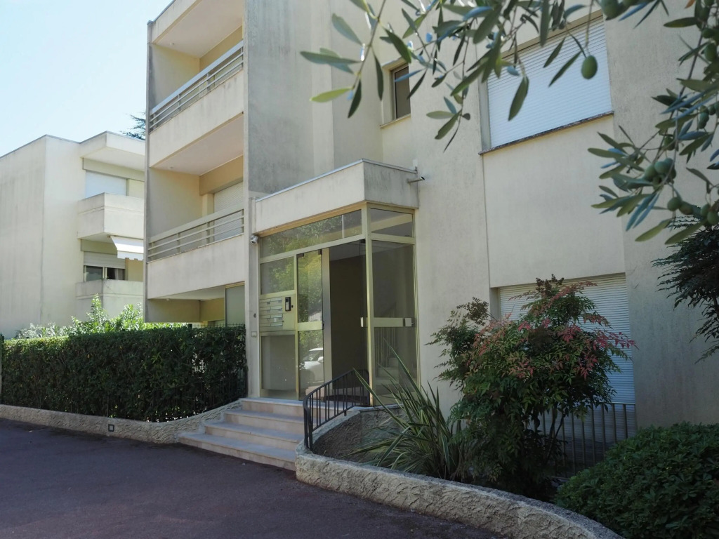Vacation apartment with large private terrace and community pool, Cannes