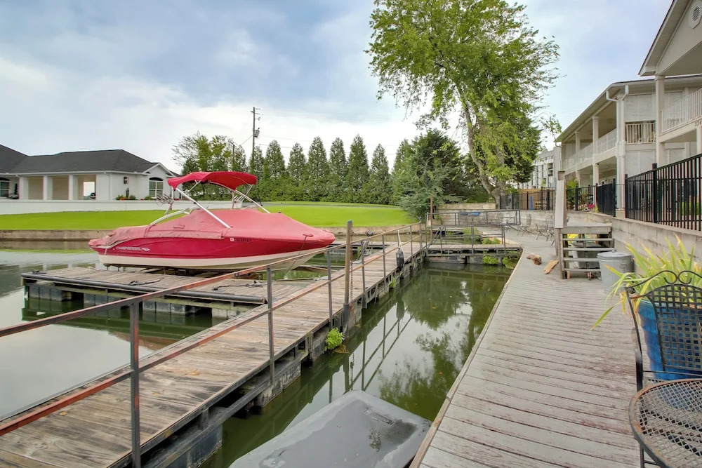 Lakefront Hot Springs Condo w/ Dock Access & Views