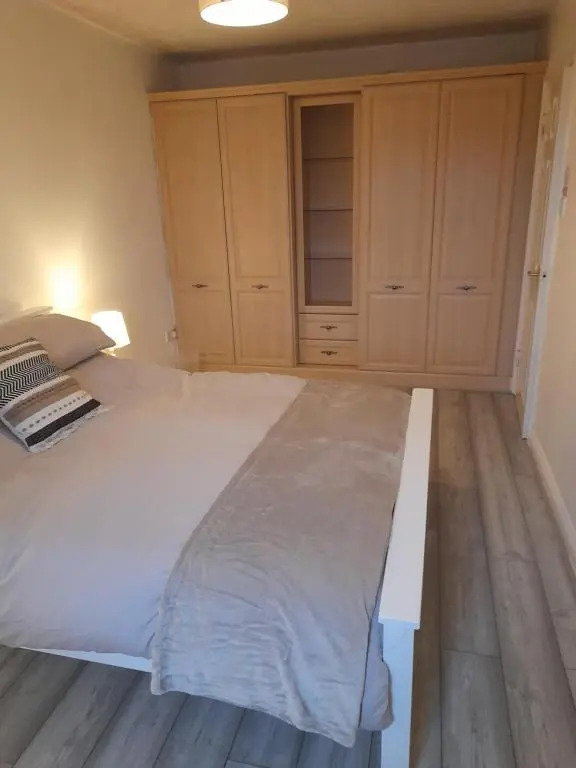 Comfortable 2 Bed Apartment 2nd Floor Contractors Families Close To City Centre Occasional Bed Available