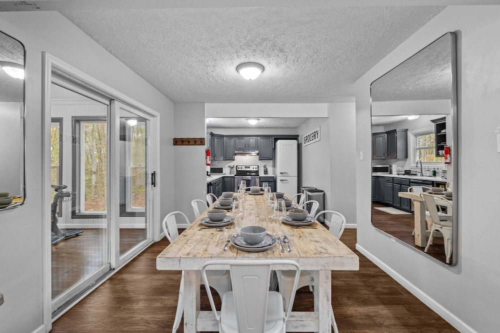 Charming Chalet w Hot Tub King Suite Dog Friendly
