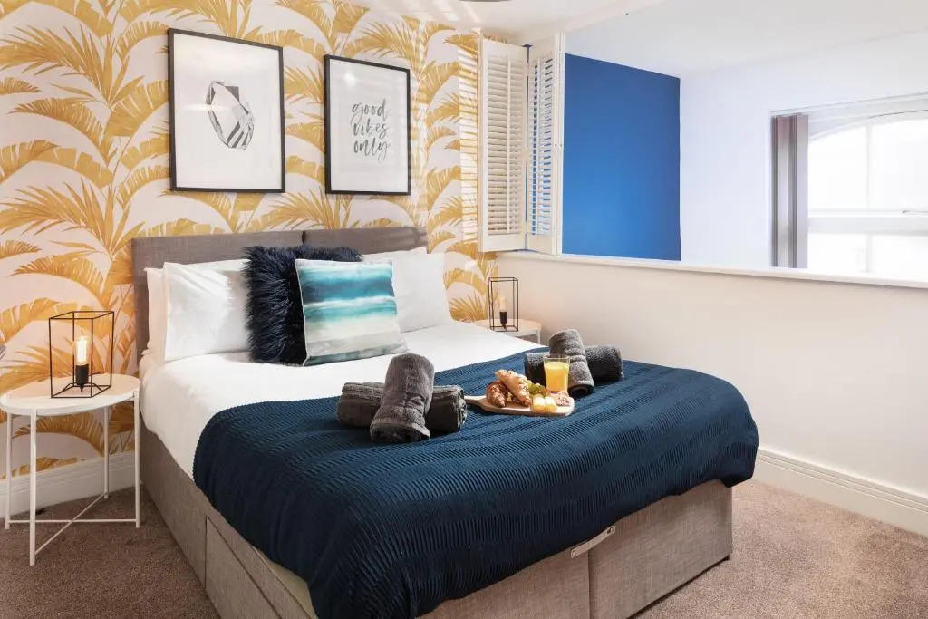 Duplex Central Plymouth Apartment - Private Parking - Sleeps 6 - By Habita Property