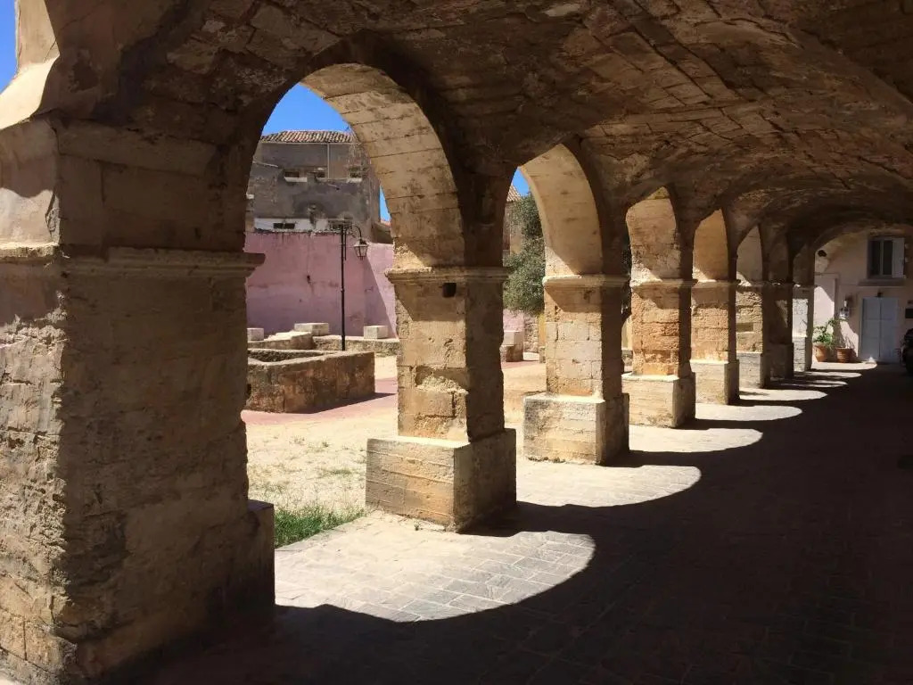 Linda's Convent House and Courtyard