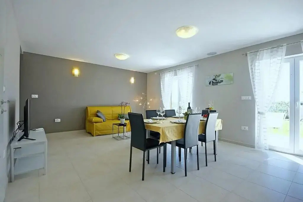 Contemporary Holiday Home in Žbandaj with Swimming Pool