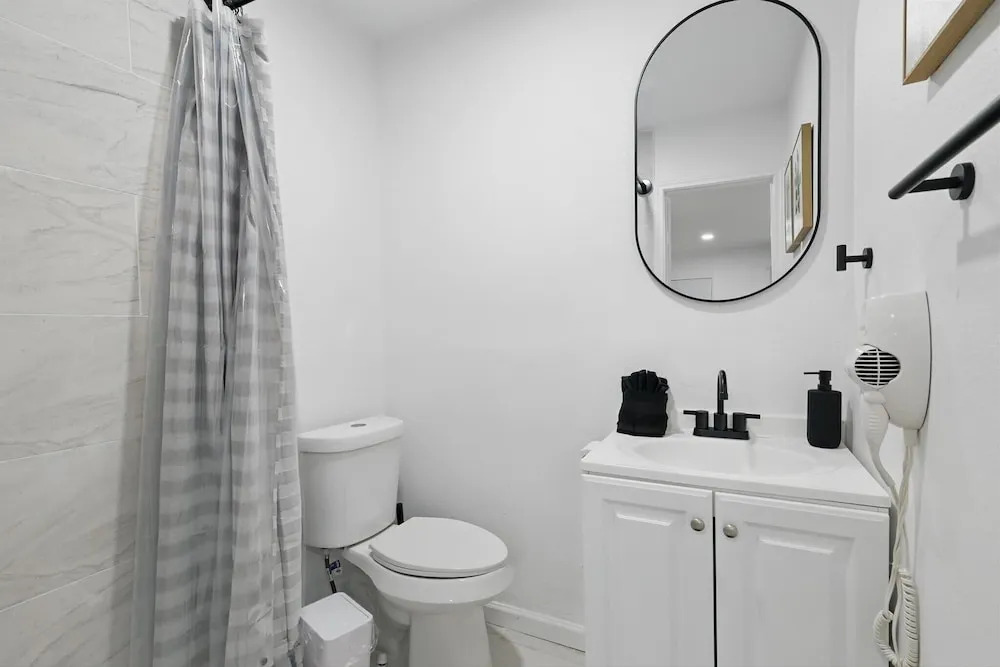Modern 4BR 2BA Home With Hot Tub-grill & Huge Yard