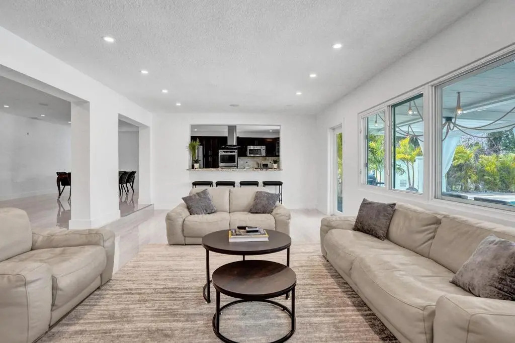 Newly Renovated 5br Villa with pool in Ft Lauderdale on the water