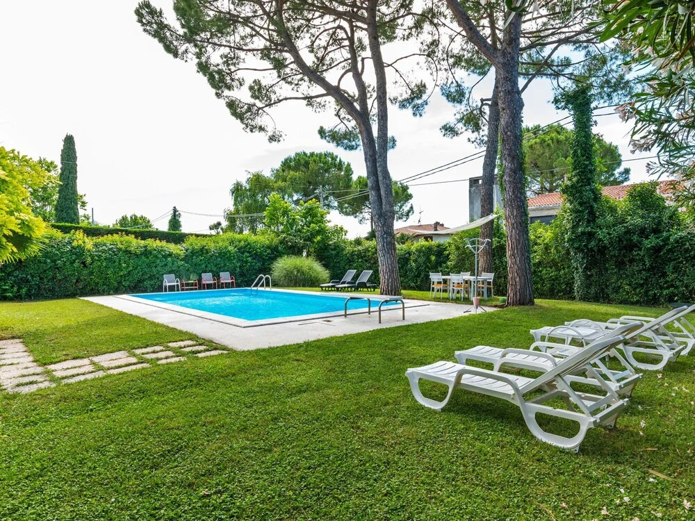 Comfortable Apartment With Library And Swimming Pool