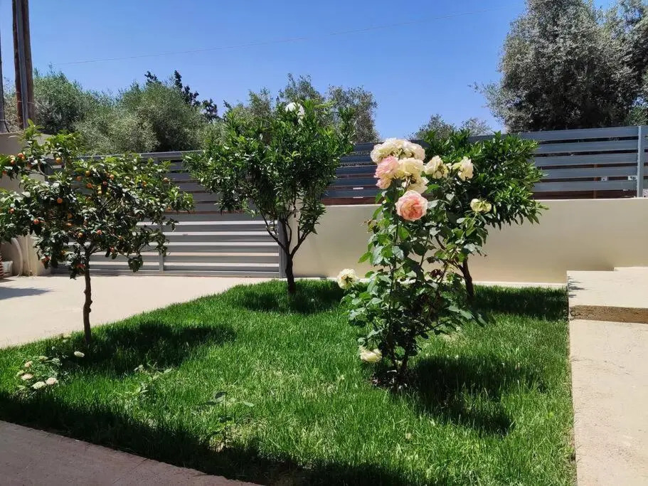 The Bright House a two-storey maisonette in Loutraki