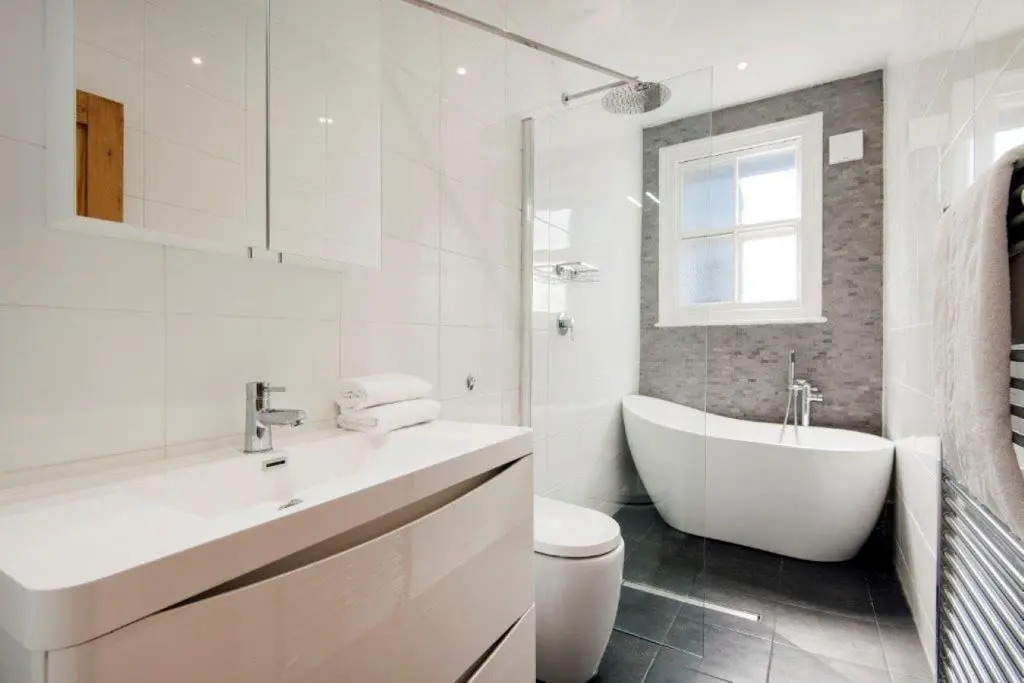 Modern Family Home in London Close to Amenities and Train