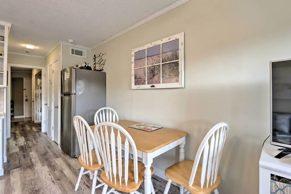 Resort Condo: Pools, Gym, Bar & Beach Access!