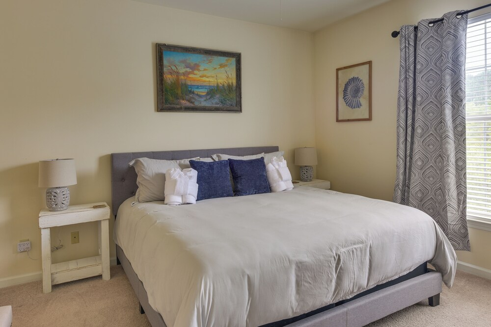 Mount Pleasant Condo w/ Pool & Bikes: Near Beach!
