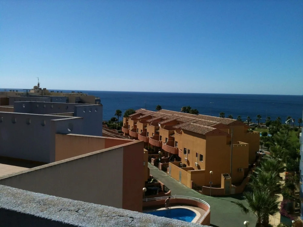 Apt - Sleeps 4 - Balcony - Communal Pool
