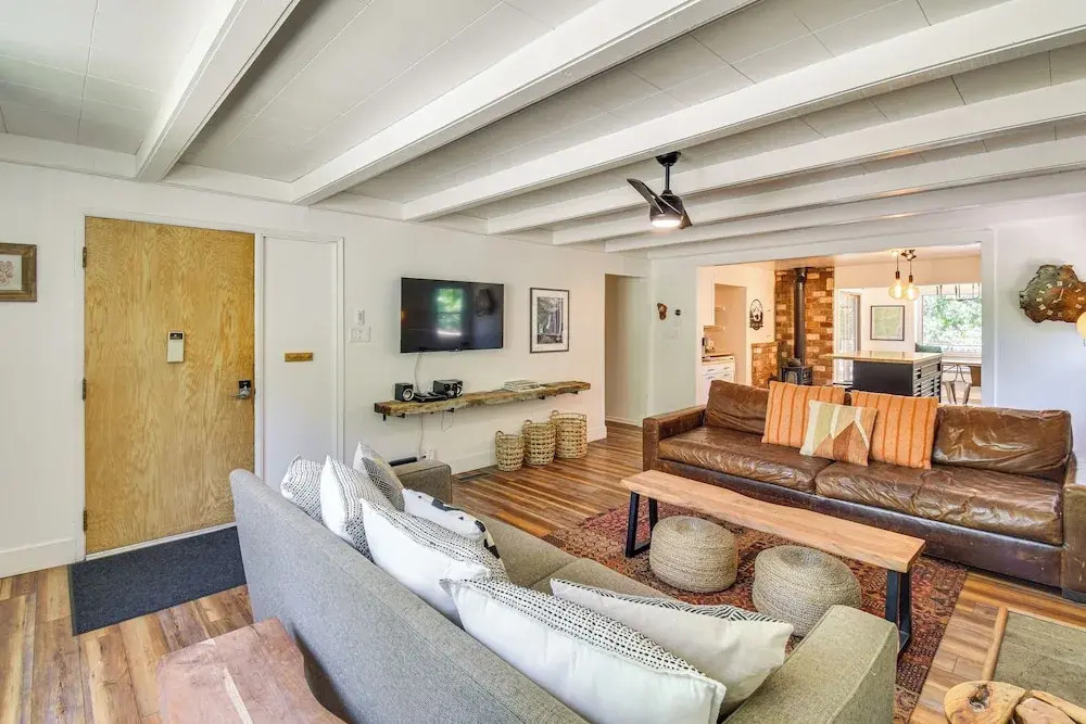 Cozy Retreat w/ Deck ~ 2 Mi to Pinecrest Lake!