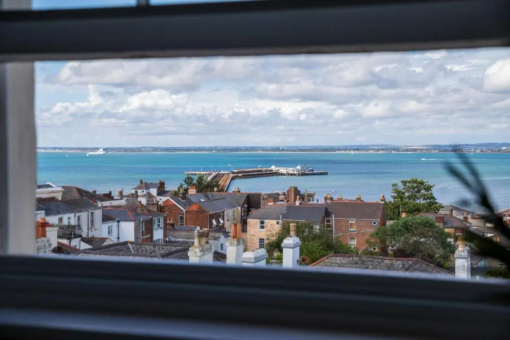 Bright Executive Apartment with Views of Solent