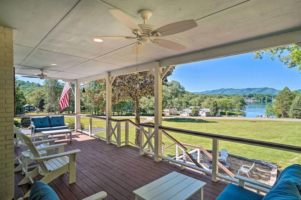 Hayesville Lake Getaway w/ Balcony & Mtn Views!
