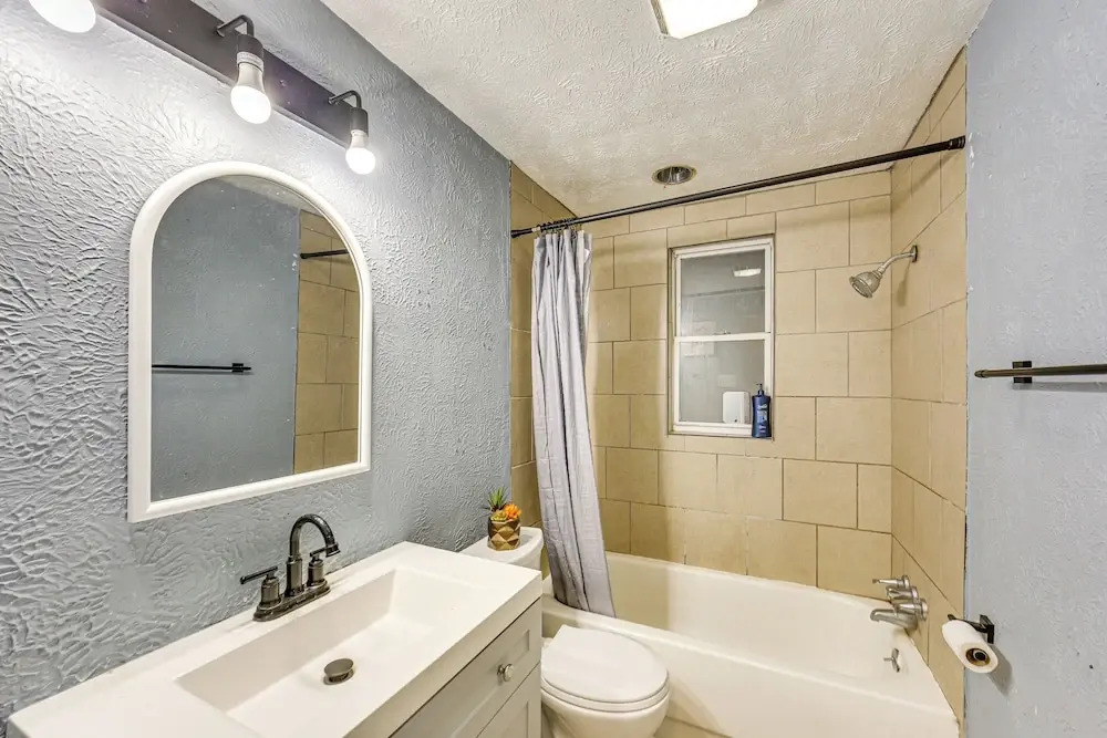 12 Mi to Dtwn: Pittsburgh Home w/ In-unit Laundry!