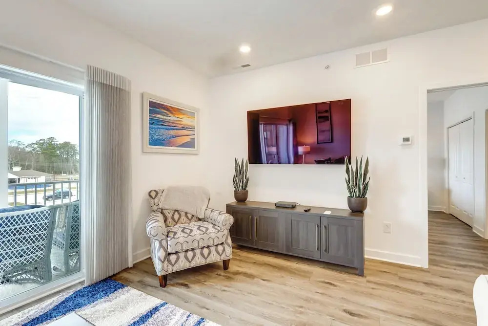 Bright Lewes Condo w/ Balcony, 7 Mi to Beach!
