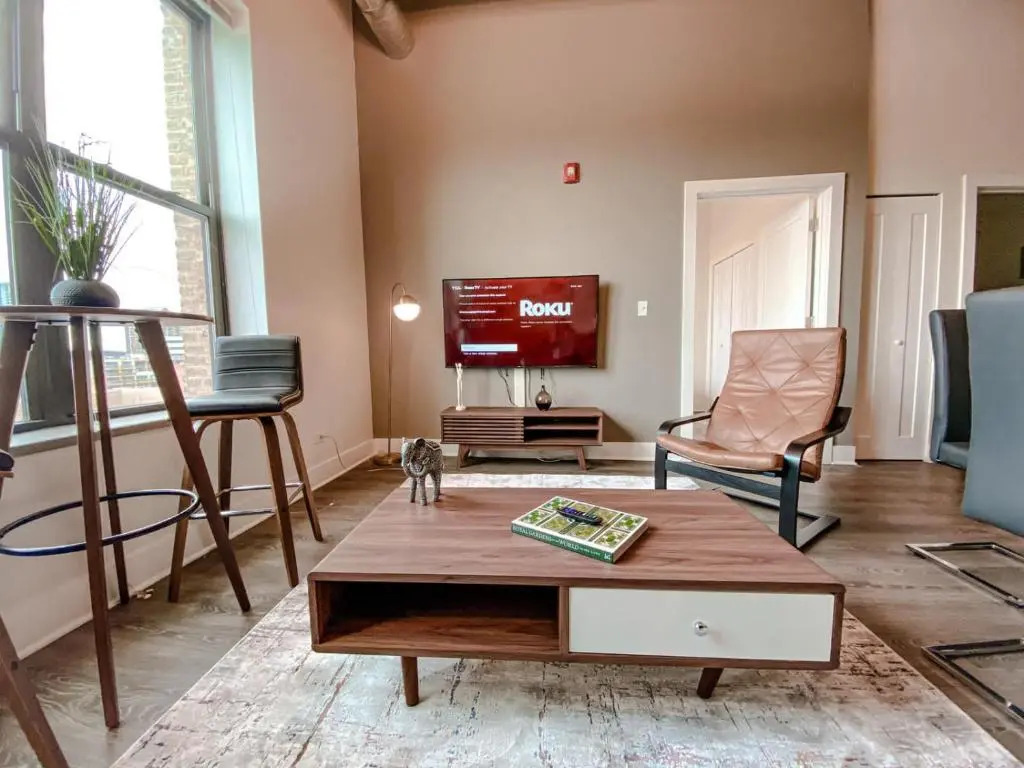 McCormick Place modern loft with an amazing city skyline view and optional parking for 6 guests