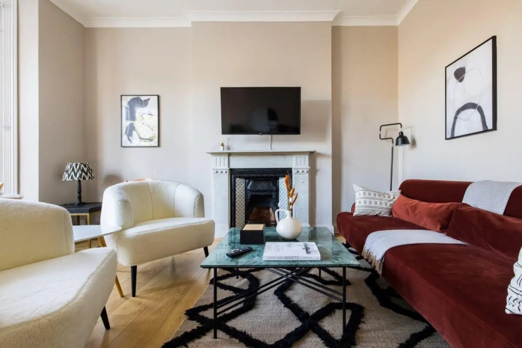 The Ealing Escape - Elegant 2BDR Flat With Parking