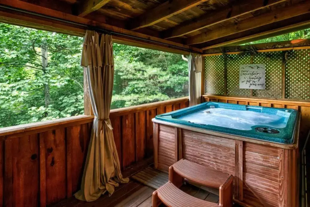 Nice View Fireplace Hot Tub Porch Bed Private