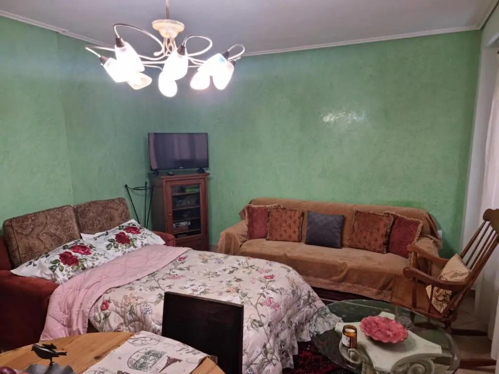 Ari's apartment