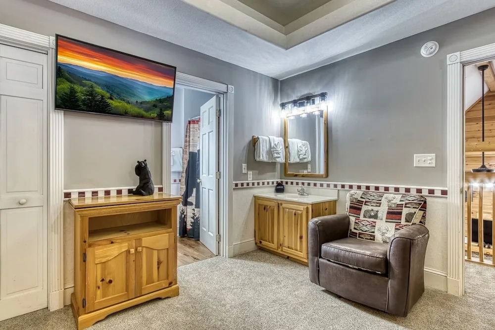 ER239 - Sleepy Bear Great Location - Close To Town! 2 Bedroom Cabin by RedAwning