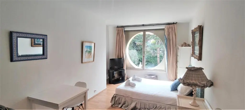 cozy studio equipped with indoor heated pool in standing residence