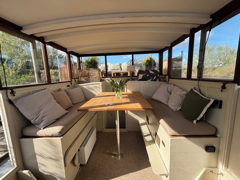 Unique 2 Bed Waterside Retreat, Pet Friendly