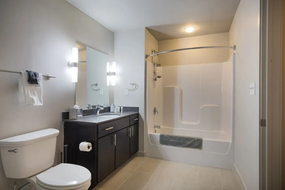 Swofford - Spacious DT Apts with Free Parking by Zencity